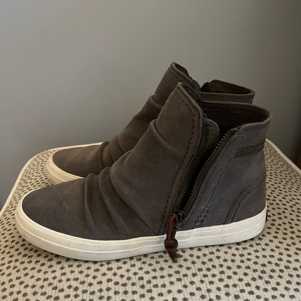 Sperry zip up boot sneakers